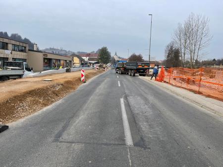 Izvedba nasipa in polaganje robnikov na območju pločnika.